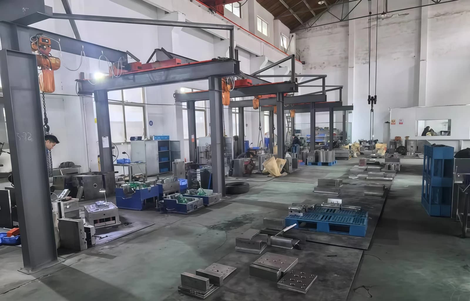 Tooling workshop and overhead handling